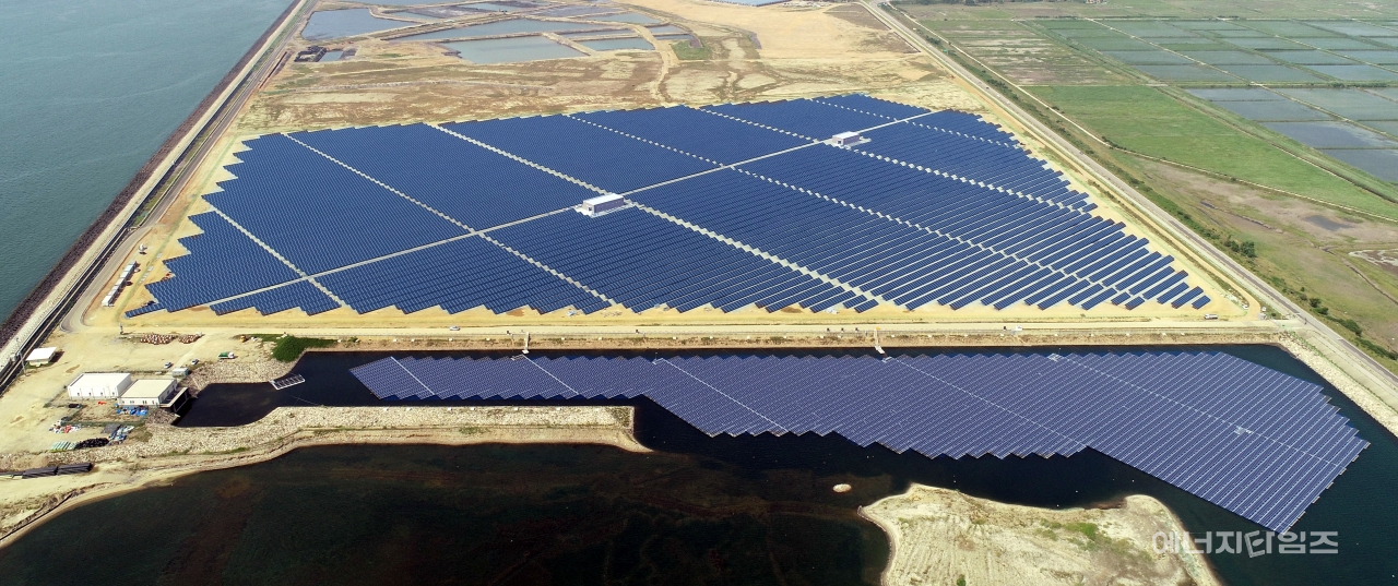 당진화력 회매립장에 설치된 25MW 규모 태양광발전단지 전경.
