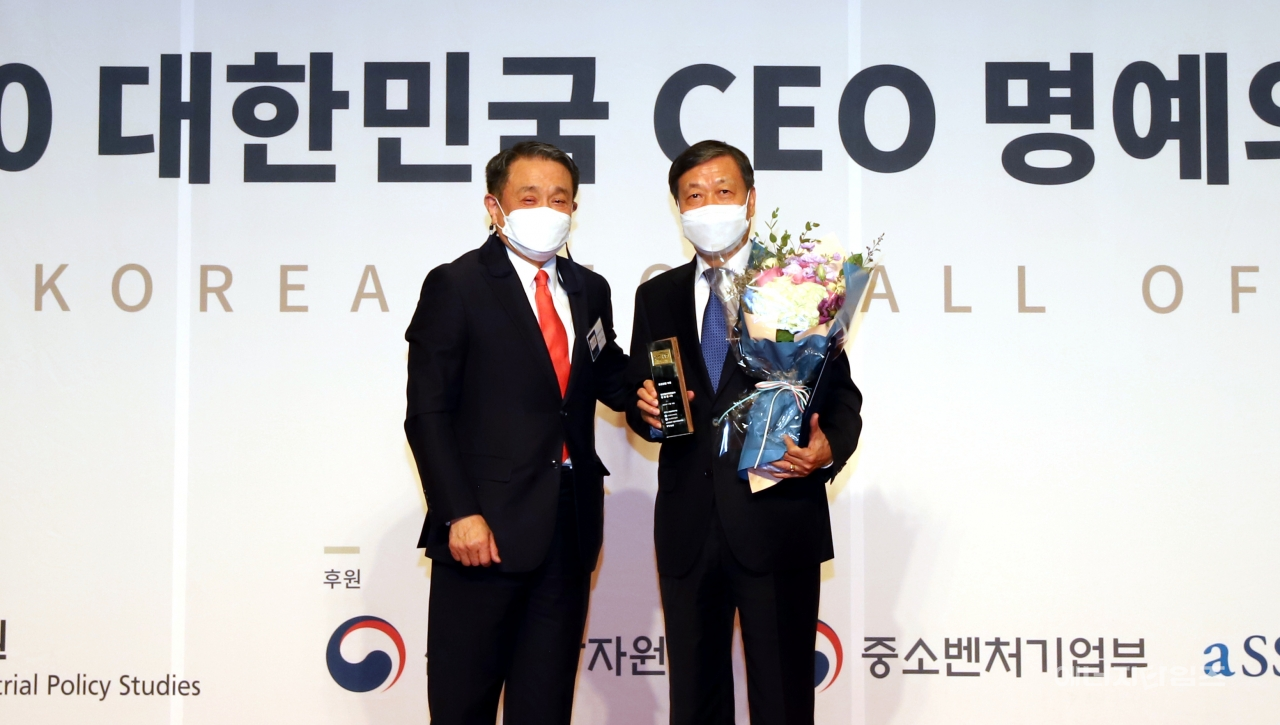 18일 스위스그랜드호텔(서울 서대문구 소재)에서 열린 2020년 대한민국 CEO 명예의 전당 시상식에서 정상봉 한전원자력연료 사장이 환경경영부문 최고경영자로 선정돼 수상의 영예를 안았다.