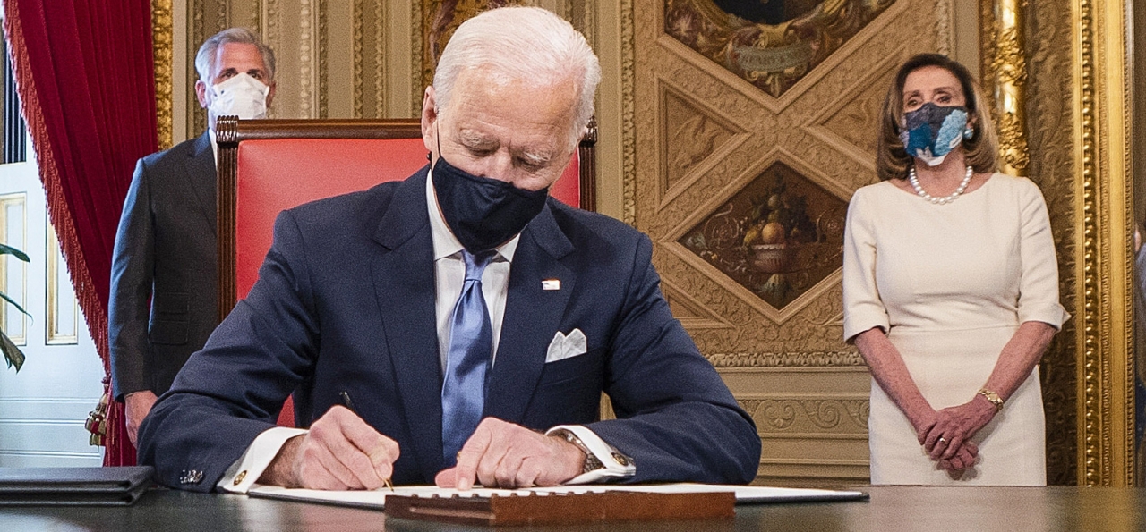 20일(현지시각) 취임한 바이든 미국 대통령이 파리기후협약 복귀 등 행정명령에 서명을 하고 있다. / 사진=뉴시스