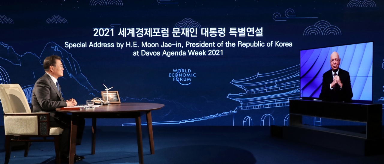 문 대통령이 지난 27일 청와대(서울 종로구 소재)에서 화상으로 열린 2021년도 세계경제포럼(WEF) 한국특별연설에 참석했다. / 사진=뉴시스