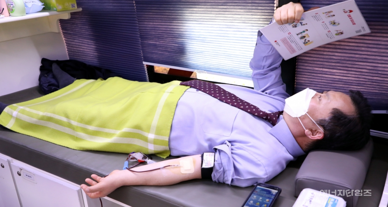 19일 서울에너지공사가 본사(서울 강서구 소재)에서 2021년도 첫 사랑의 헌혈 행사를 가졌다. 김중식 서울에너지공사 사장이 헌혈을 하고 있다.