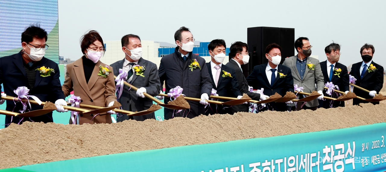 21일 새만금 산업단지 제2공구(전북 군산시 소재)에서 전북도가 새만금 에너지산업 융·복합단지 종합지원센터 조성 착공식을 개최했다.