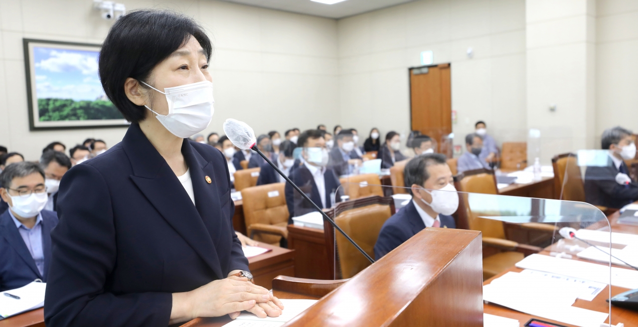 지난 4일 국회(서울 영등포구 소재)에서 열린 환경노동위원회 전체회의에 참석한 한화진 환경부 장관이 업무보고를 하고 있다.