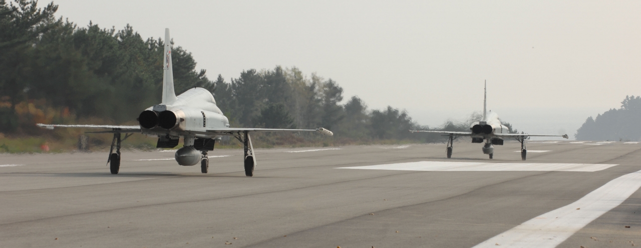2008년 죽변비상활주로(경북 울진군 소재)에서 실시한 훈련 중 연료 재보급과 무장 장착을 마친 2대의 F-5E 전투기가 이륙을 준비하고 있다.