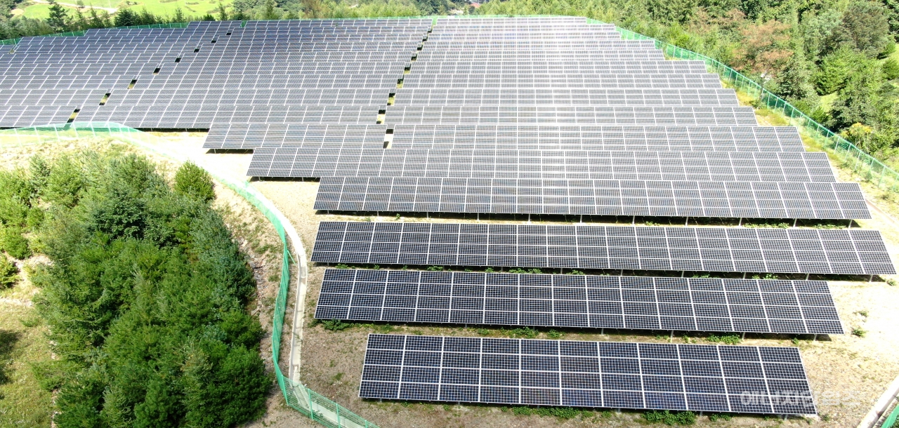 지역난방공사가 강원 정선지역에 건설한 상생형 태양광발전소 전경.