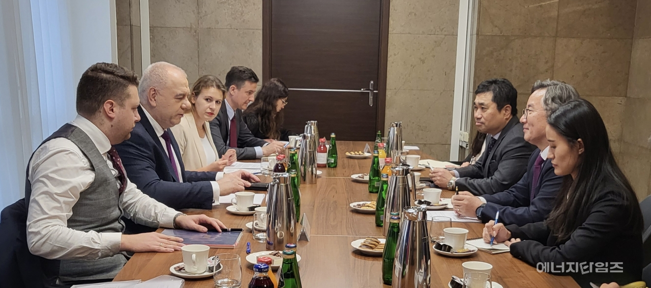지난 10일 폴란드 현지에서 남요식 한수원 성장사업본부장(오른쪽 두번째)이 폴란드 야체크 사신 폴란드 부총리 겸 국유재산부 장관(왼쪽 두번째)과 면담을 하고 있다.