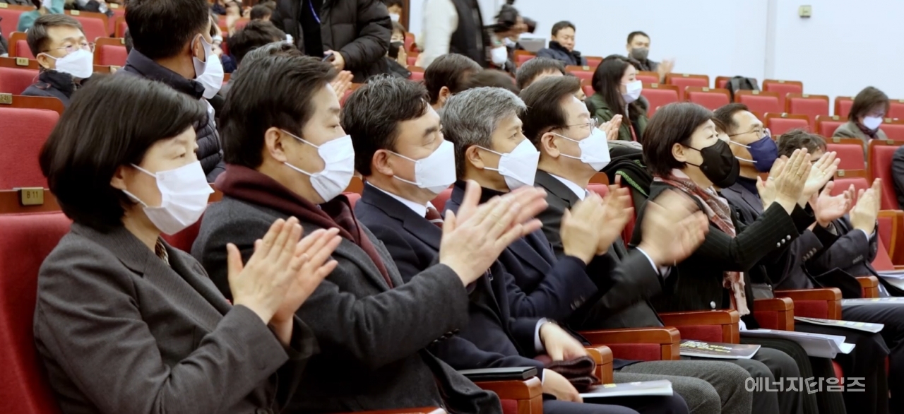 지난 19일 국회도서관(서울 영등포구 소재)에서 열린 ‘세계적 에너지 위기와 새정부의 전력정책 평가’를 주제로 한 토론회에 참석한 내외귀빈들이 박수를 치고 있다.