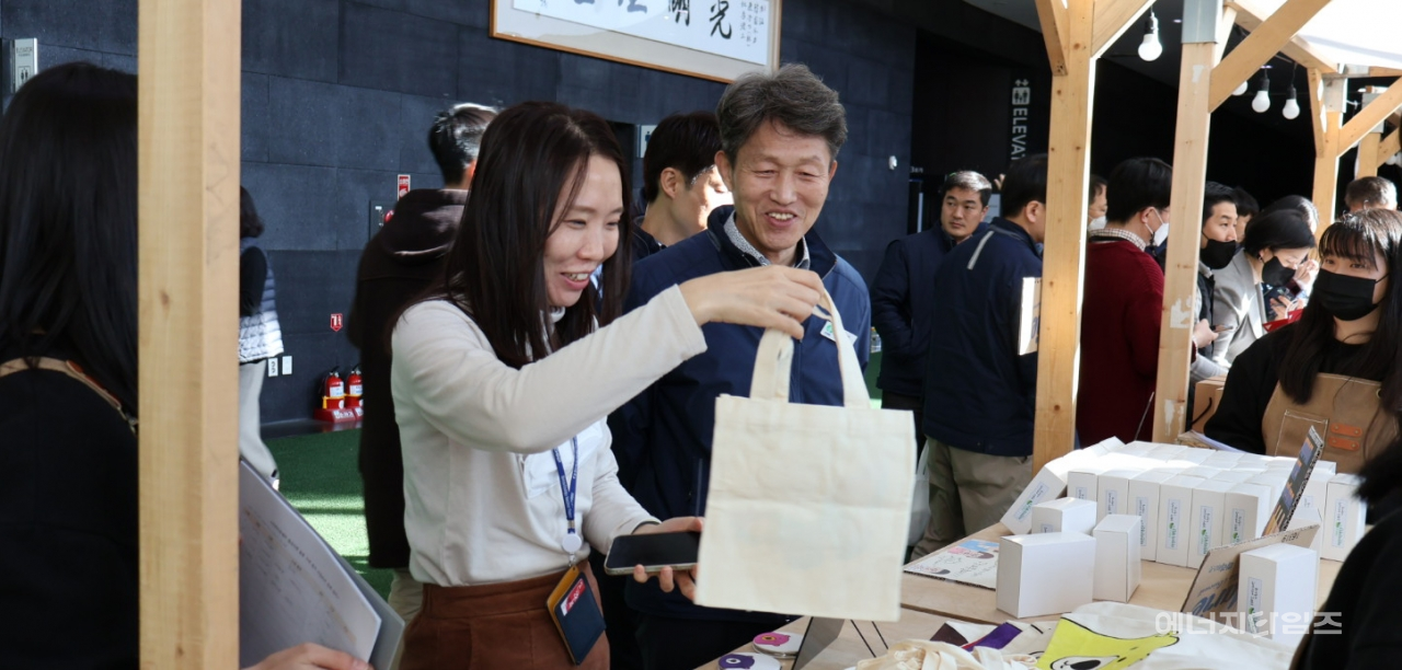 지난 22일부터 23일까지 양일간에 걸쳐 한수원이 본사(경북 경주시 소재)에서 지역아동센터 행복 나눔 사업의 일환으로 ‘플리마켓 나눠보장 행사’를 개최했다.