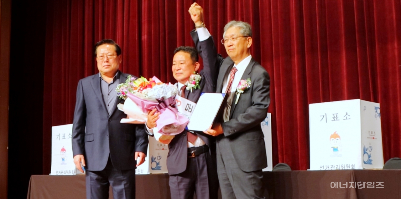 22일 63빌딩(서울 영등포구 소재)에서 열린 전기조합 제26대 이사장 선거에서 문희봉 후보가 387표 중 221표를 얻어 당선됐다.