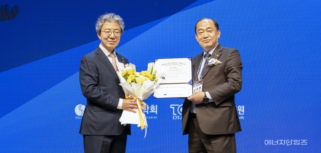 지난 28일 한국과학기술회관(서울 강남구 소재)에서 열린 ‘2023년도 춘계 학술대회’에서 김호빈 중부발전 사장이 공공부문 글로벌 품질경영인 대상을 수상했다.
