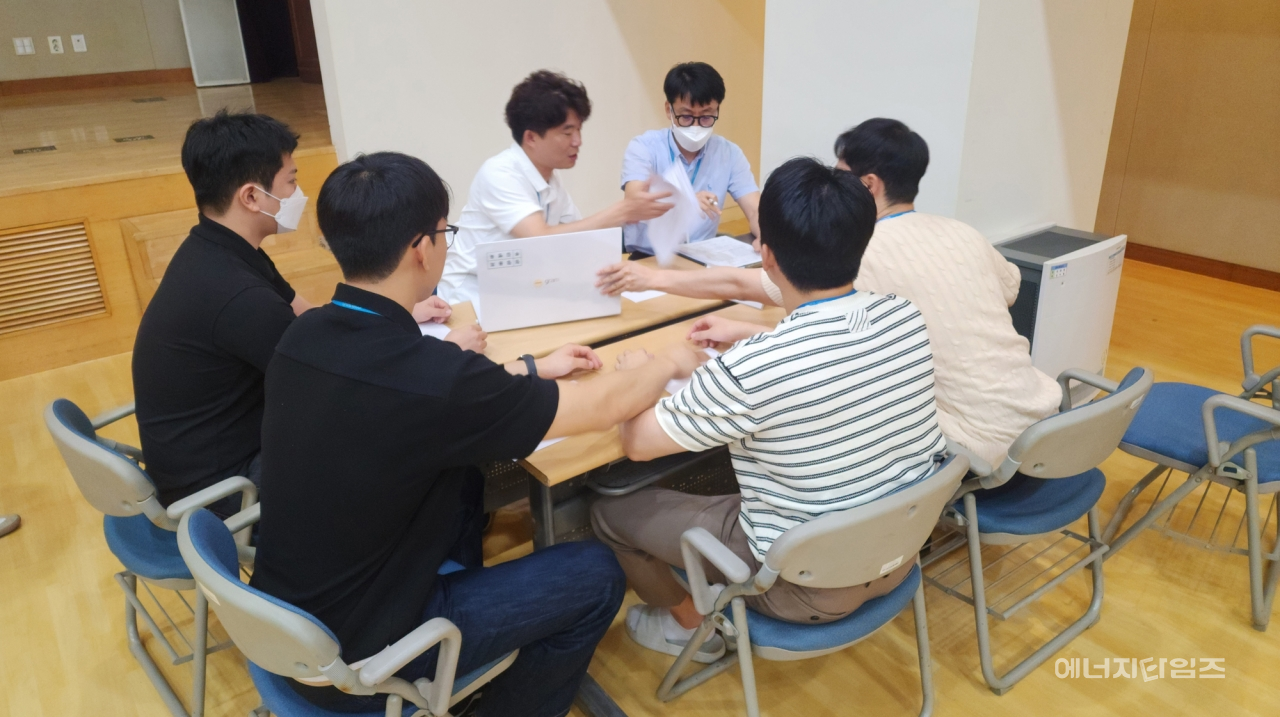 지난 21일 서울도시가스가 본사(서울 강서구 소재)에서 선·후배 간 활발한 소통과 인적 네트워크 구축을 위한 ‘미래 핵심 인력 소통 워크숍’을 개최했다.