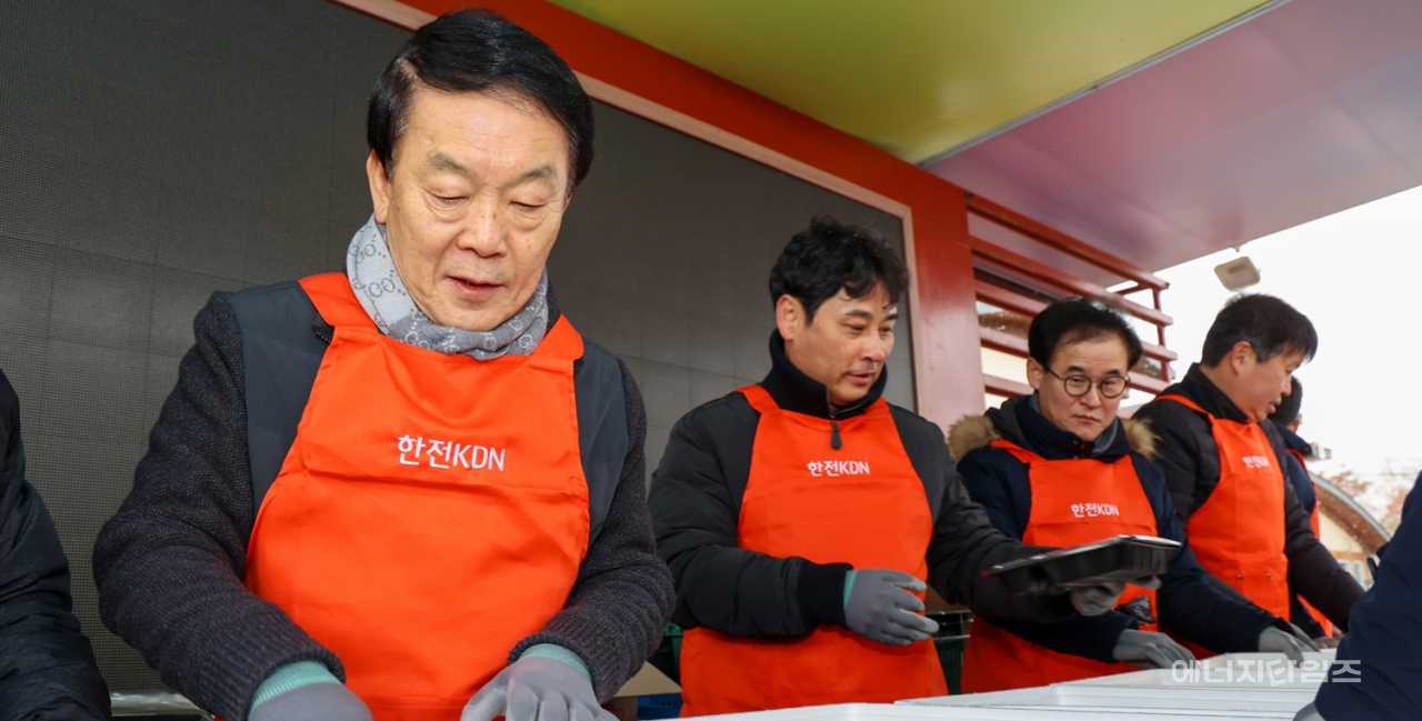 지난 20일 한전KDN이 목사고을전통시장(전남 나주시 소재)에서 구입한 상품으로 구성된 식품 꾸러미를 제작해 취약계층에 전달했다.