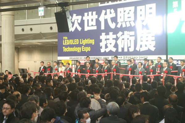 14일 제7회 LED/OLED Lignting Technology Expo와 제5회 LED/OLED Light Expo, 제2회 Design Lighting Tokyo 등의 전시로 구성된 ‘LIGHTING JAPAN 2015’가 오는 16일까지 3일간의 일정으로 우리나라 코엑스의 6배에 달하는 일본의 종합전시장인 빅 사이트(Big Sight)에서 개막했다. 
이번 전시회는 조명기술·조명기기·조명디자인 등을 주제로 참여기업의 기술과 제품이 선보였으며, 다양한 정보를 교류할 수 있는 기회의 장으로 꾸며질 예정이다.
사진은 LIGHTING JAPAN 2015 개막식 장면. 【도쿄=에너지타임즈 김진철 기자】