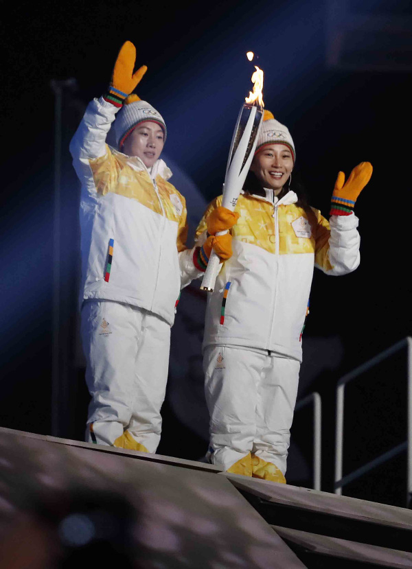 9일 평창올림픽플라자(강원 평창군 소재)에서 열린 2018평창동계올림픽 개막식에서 여자 아이스하키 남한 박종아 선수와 북한 정수현 선수가 손을 들어 인사를 하고 있다. / 사진=뉴시스