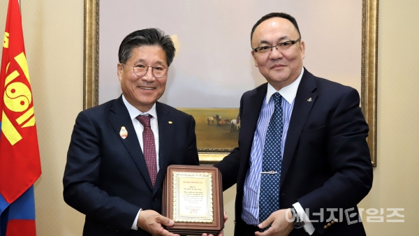 28일 몽골대사관(서울 용산구 소재)에서 류재선 전기공사협회 회장(왼쪽)이 몽골 정부훈장을 받았다.