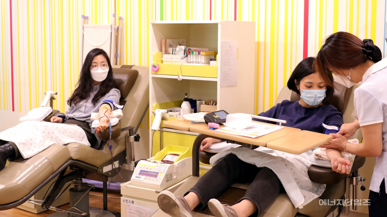 28일 릴레이 헌혈 캠페인에 참여한 서울에너지공사 직원들이 헌혈을 하고 있다.