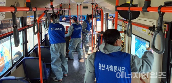 한전산업개발 태안사업소 직원들이 태안지역 마을버스를 대상으로 방역소독 봉사활동을 하고 있다.