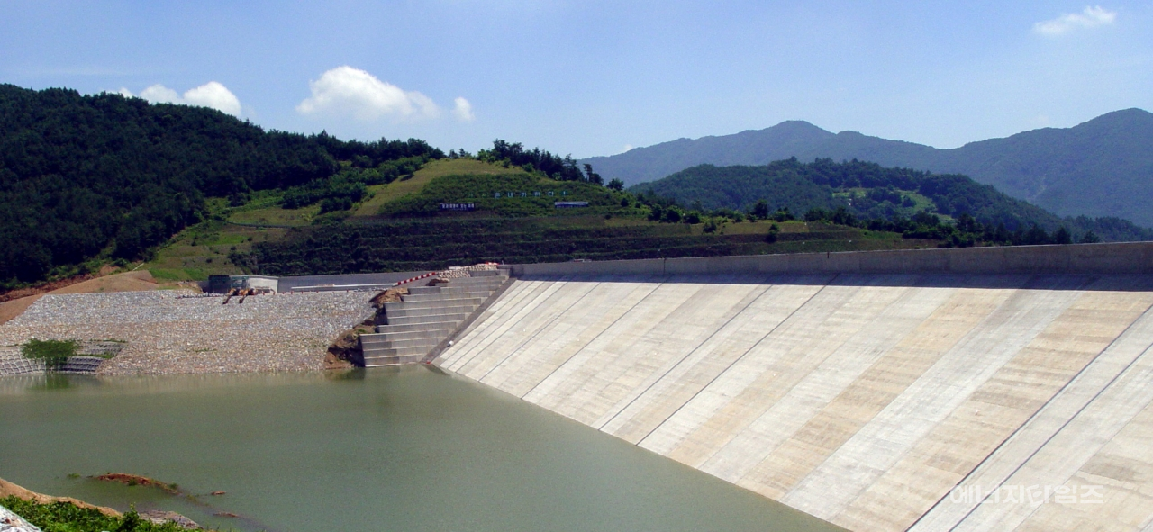 한수원 예천양수 하부댐 전경.