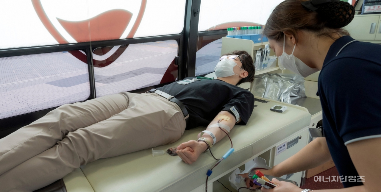 남부발전 직원이 헌혈릴레이에 동참한 가운데 헌혈을 하고 있다.