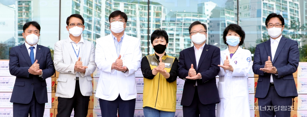 지난 25일 서울에너지공사 노사가 코로나-19 여파로 지친 의료진을 응원하기 위해 보건소 6곳과 서남병원 등 8곳 의료기관에 컵밥 468상자를 지원했다.