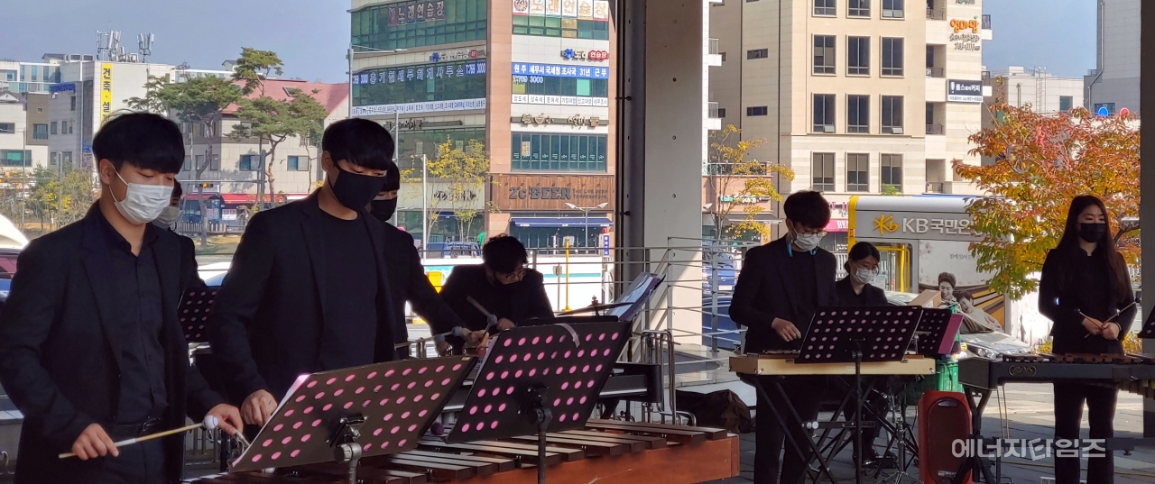 지난 28일 석탄공사가 본사(강원 원주시 소재) 앞마당에서 직장문화배달행사인 ‘두드림으로 Fuuny Percussion 공연’을 개최했다.