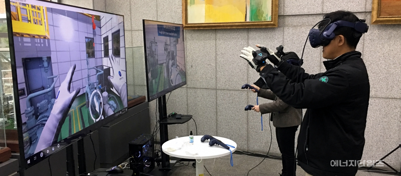29일 가스기술공사가 본사(대전 유성구 소재)에서 VR 기반 정비 교육용 시뮬레이터 보고회를 개최했다. 이날 보고회에서 가스기술공사 직원이 시범을 보이고 있다.