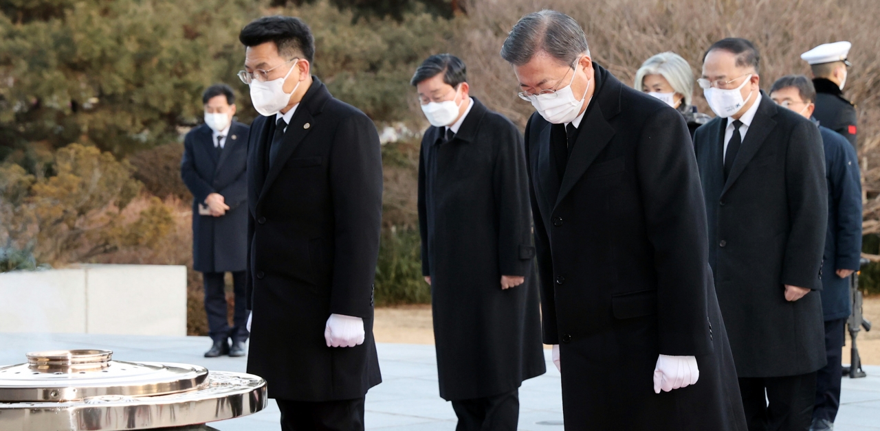2일 국립서울현충원(서울 동작구 소재)을 방문한 문 대통령이 국무위원과 청와대 비서진들과 함께 참배하고 있다. / 사진=뉴시스