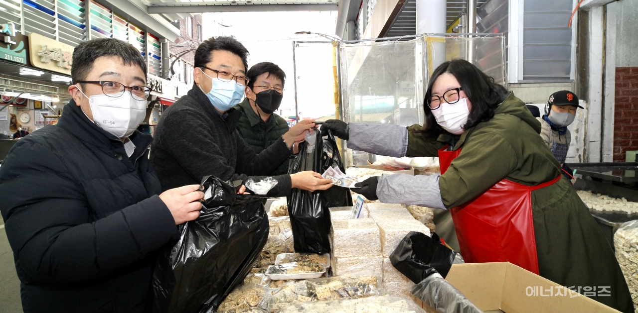 8일 태화시장(울산 중구 소재)을 방문한 동서발전 직원들이 취약계층에게 지원할 물품을 온누리상품권으로 구매하고 있다.