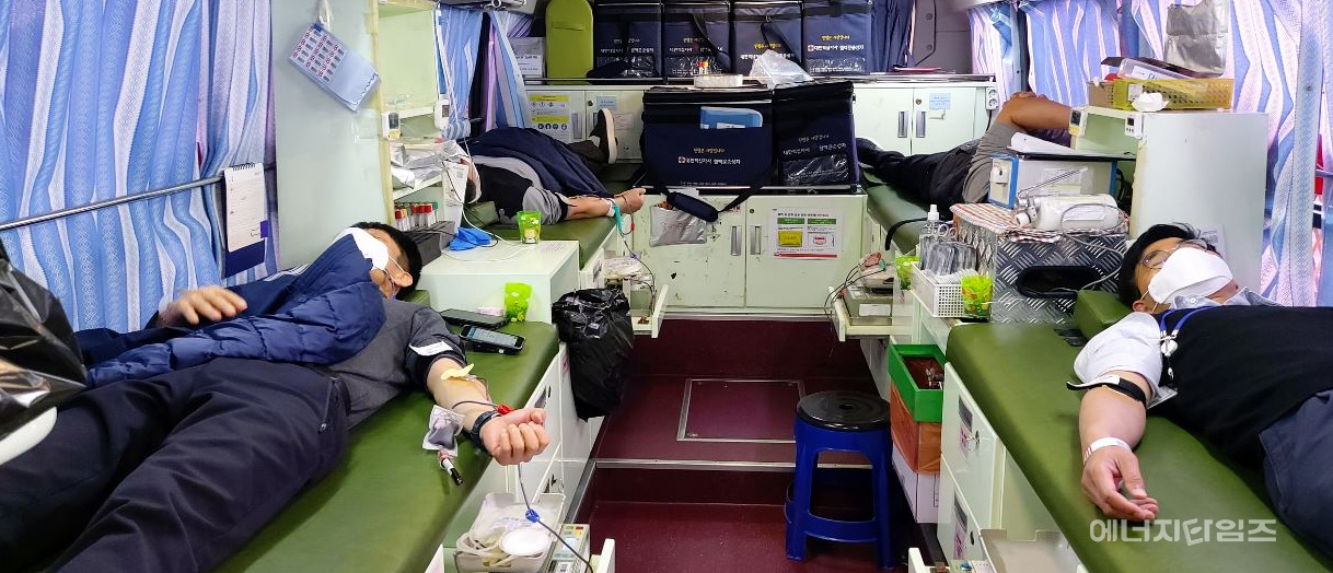 지난 26일 한수원 새울원자력본부가 본부(울산 울주군 소재)에서 혈액수급난 극복에 동참하기 위한 헌혈행사를 가졌다.