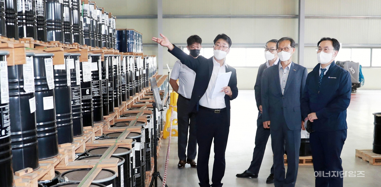 19일 광물자원공사 군산비축기지를 방문한 문승욱 산업부 장관이 현장을 둘러보고 있다.