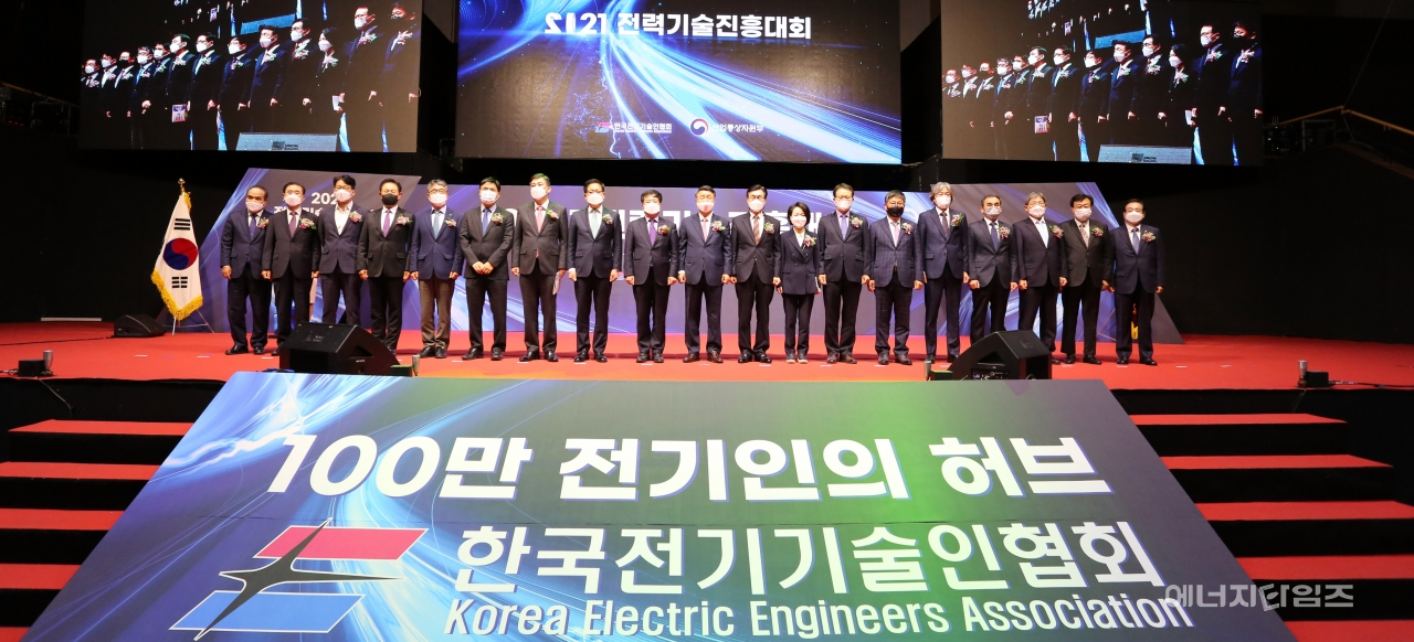 12일 KBS 아레나홀(서울 강서구 소재)에서 전기기술인협회가 100만 전기인 노고를 격려하는 한편 전력산업 발전을 도모하기 위한 2021년 전력기술진흥대회를 개최했다.