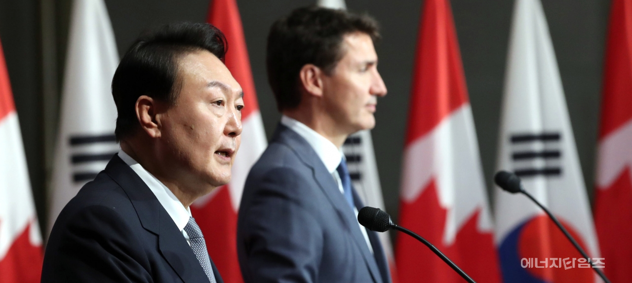 지난 23일 캐나다 현지에서 윤석열 대통령(왼쪽)이 저스틴 트뤼도(Justin Trudeau) 캐나다 총리와 한-캐나다 정상회담을 가진 뒤 공동기자회견을 열어 발언하고 있다.