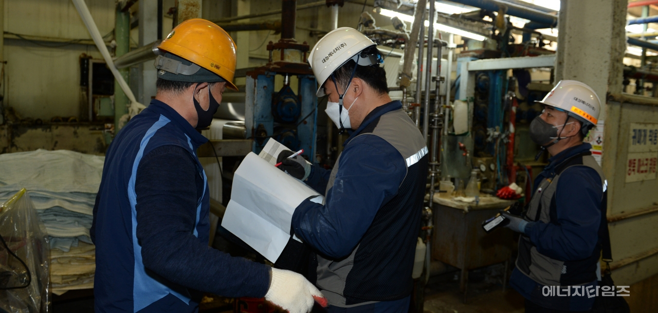 대성에너지 직원이 공급권역 내 대용량 사용시설을 대상으로 한 정밀 안전점검을 하고 있다.