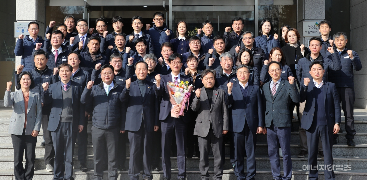 1일 이승현 신임 서울에너지공사 사장이 본사(서울 양천구 소재)에서 취임식을 가진 후 임직원들과 기념촬영을 하고 있다.