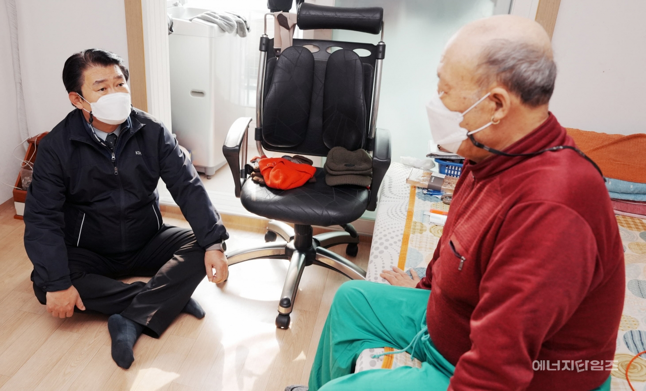 6일 서울 강남구 일원동 소재 노후 아파트를 방문한 정용기 지역난방공사 사장이 주민과 만나 애로사항을 청취하고 있다.