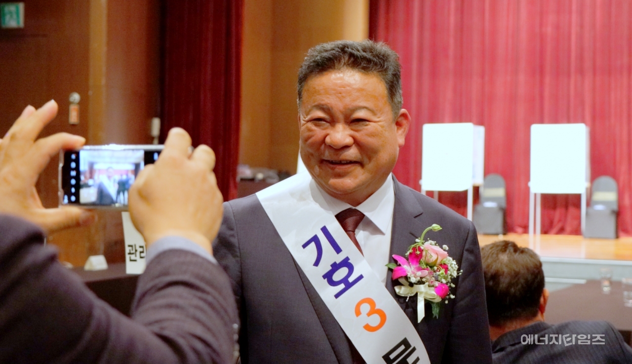 22일 63빌딩(서울 영등포구 소재)에서 열린 전기조합 제26대 이사장 선거에서 문희봉 후보가 387표 중 221표를 얻어 당선됐다.