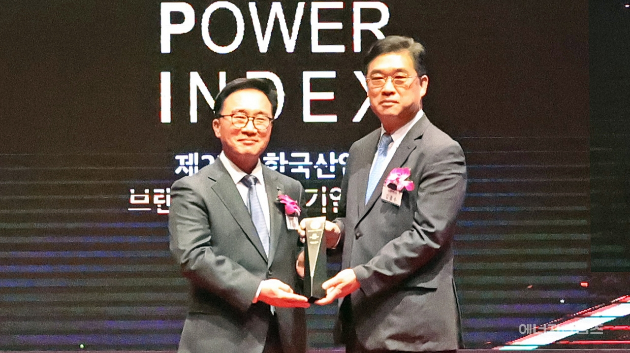 지난 11일 열린 2023년 한국 산업의 브랜드파워 인증식에서 서울도시가스가 골든 브랜드 인증패를 받고 도시가스 부문 12년 연속 1위 영예를 받았다.
