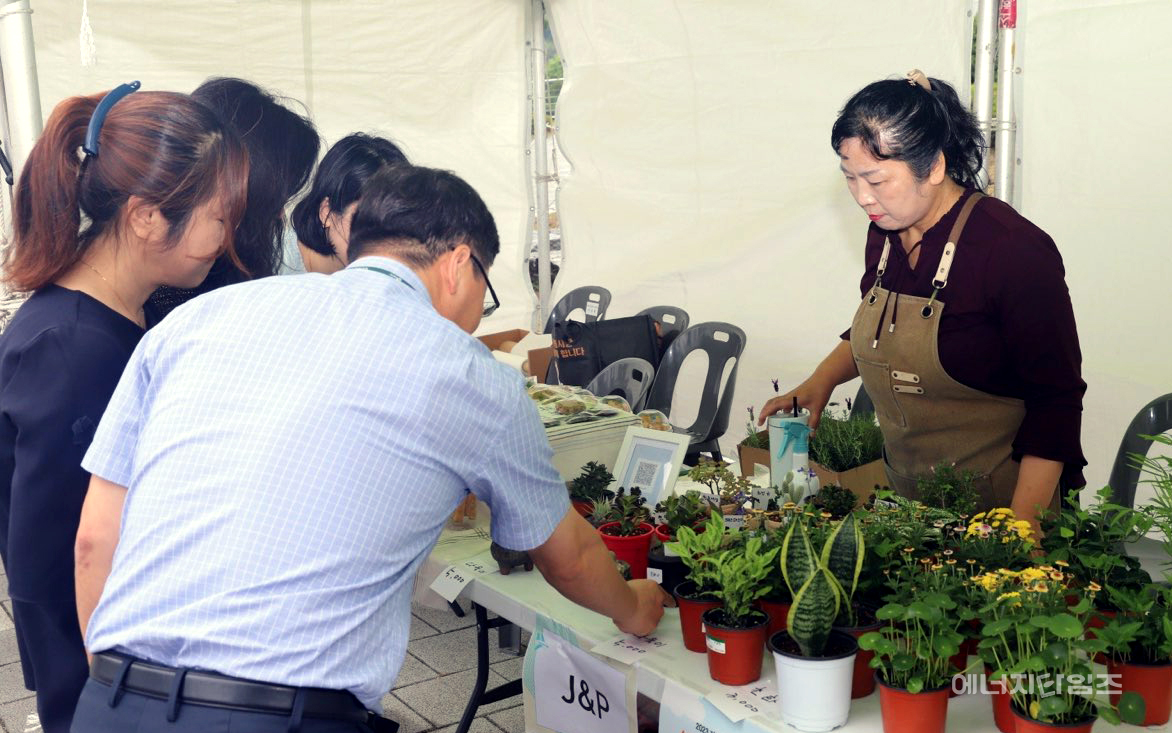 지난 20일부터 21일까지 석유공사가 본사(울산 중구 소재) 앞마당에서 프리마켓 행사인 ‘동행’을 개최했다.