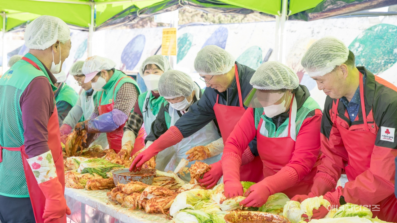 22일 흥부시장(경북 울진군 소재)에서 한수원 한울원자력본부가 취약계층 겨울나기를 돕기 위한 사랑의 김장 나누기 행사를 개최했다.